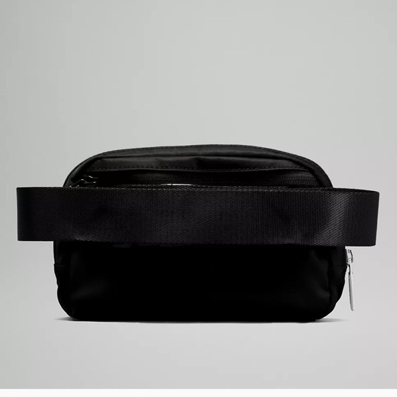 LULULEMON BLACK BELT BAG!! Everywhere Belt Bag 1L FREE GIFT WITH PURCHASE - Picture 2 of 8